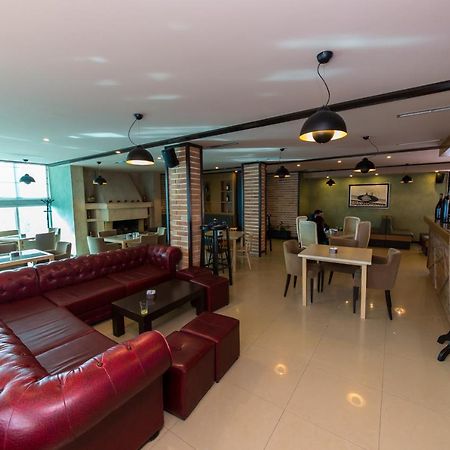 Hotel Denver Tirana Kültér fotó
