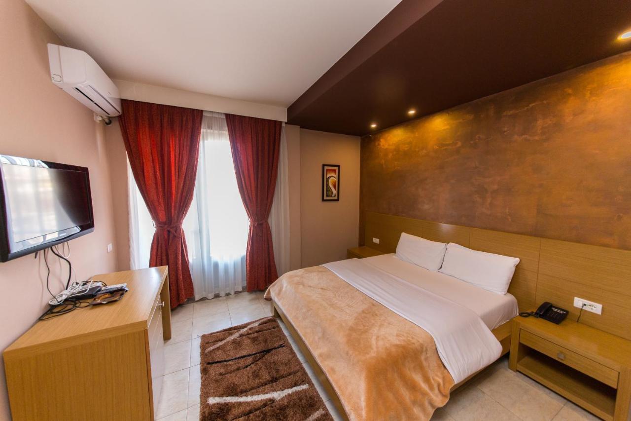 Hotel Denver Tirana Kültér fotó