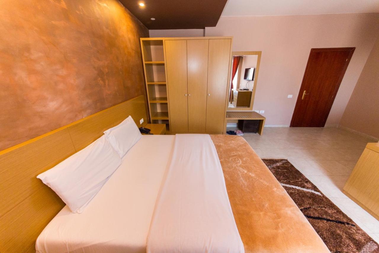 Hotel Denver Tirana Kültér fotó