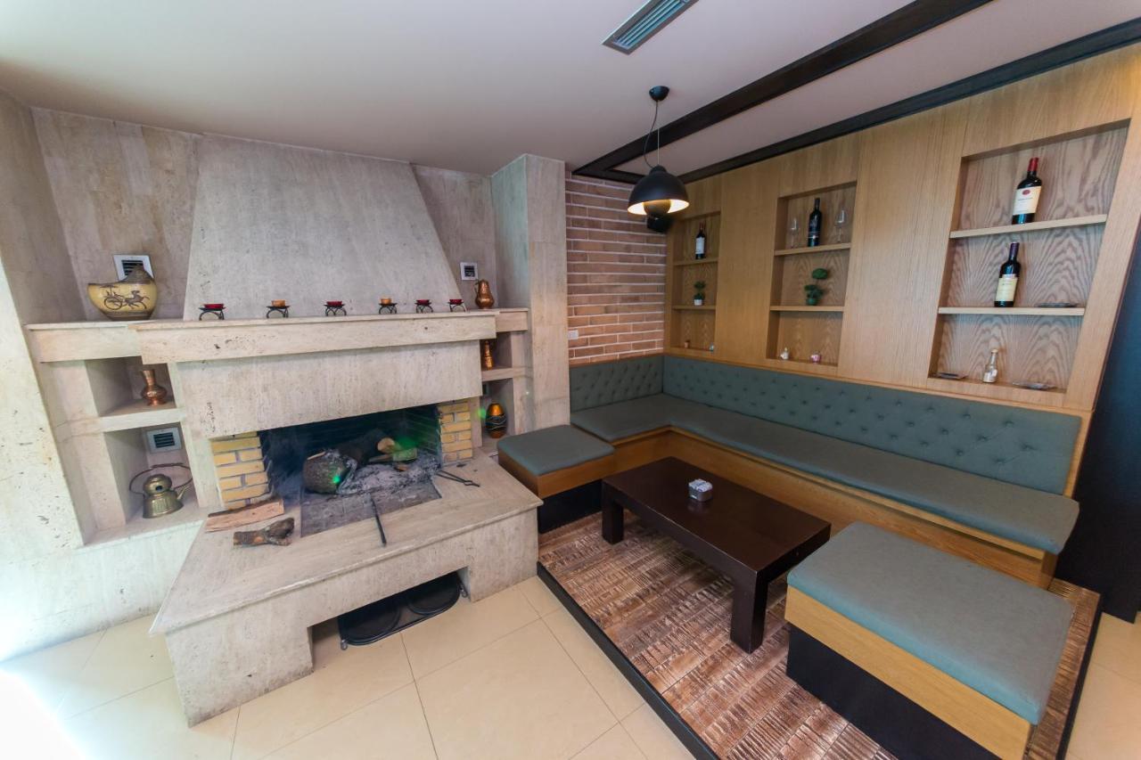 Hotel Denver Tirana Kültér fotó