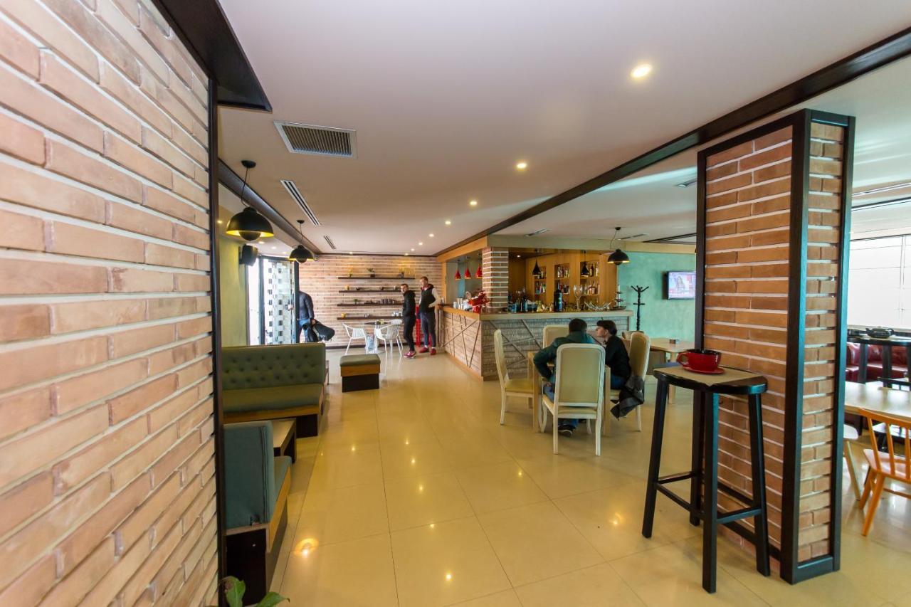 Hotel Denver Tirana Kültér fotó