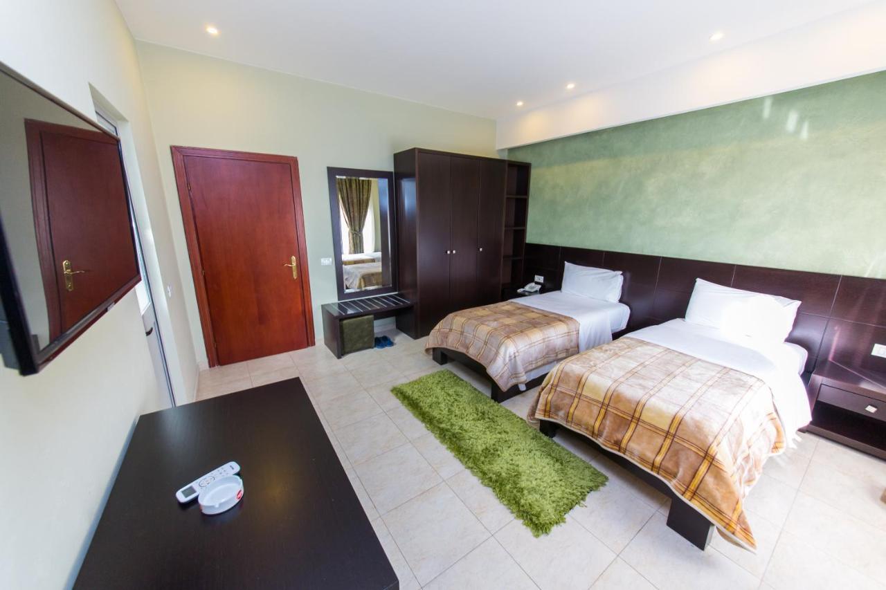 Hotel Denver Tirana Kültér fotó