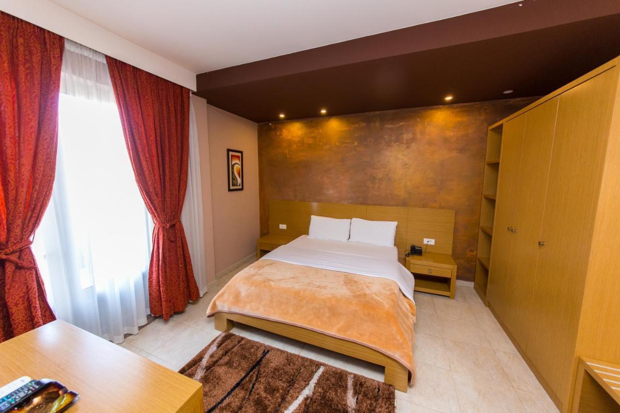 Hotel Denver Tirana Kültér fotó