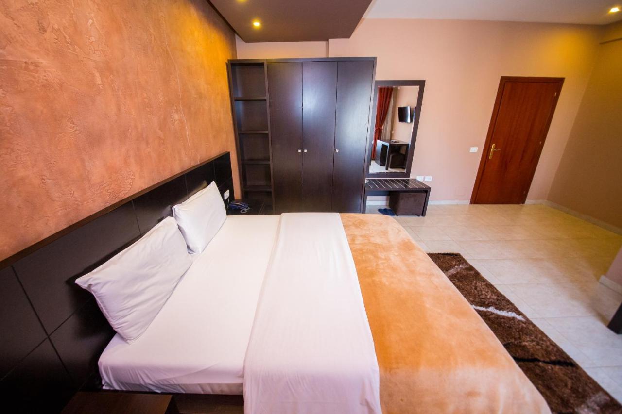 Hotel Denver Tirana Kültér fotó