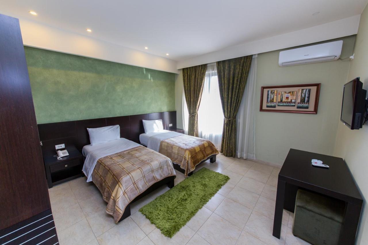 Hotel Denver Tirana Kültér fotó