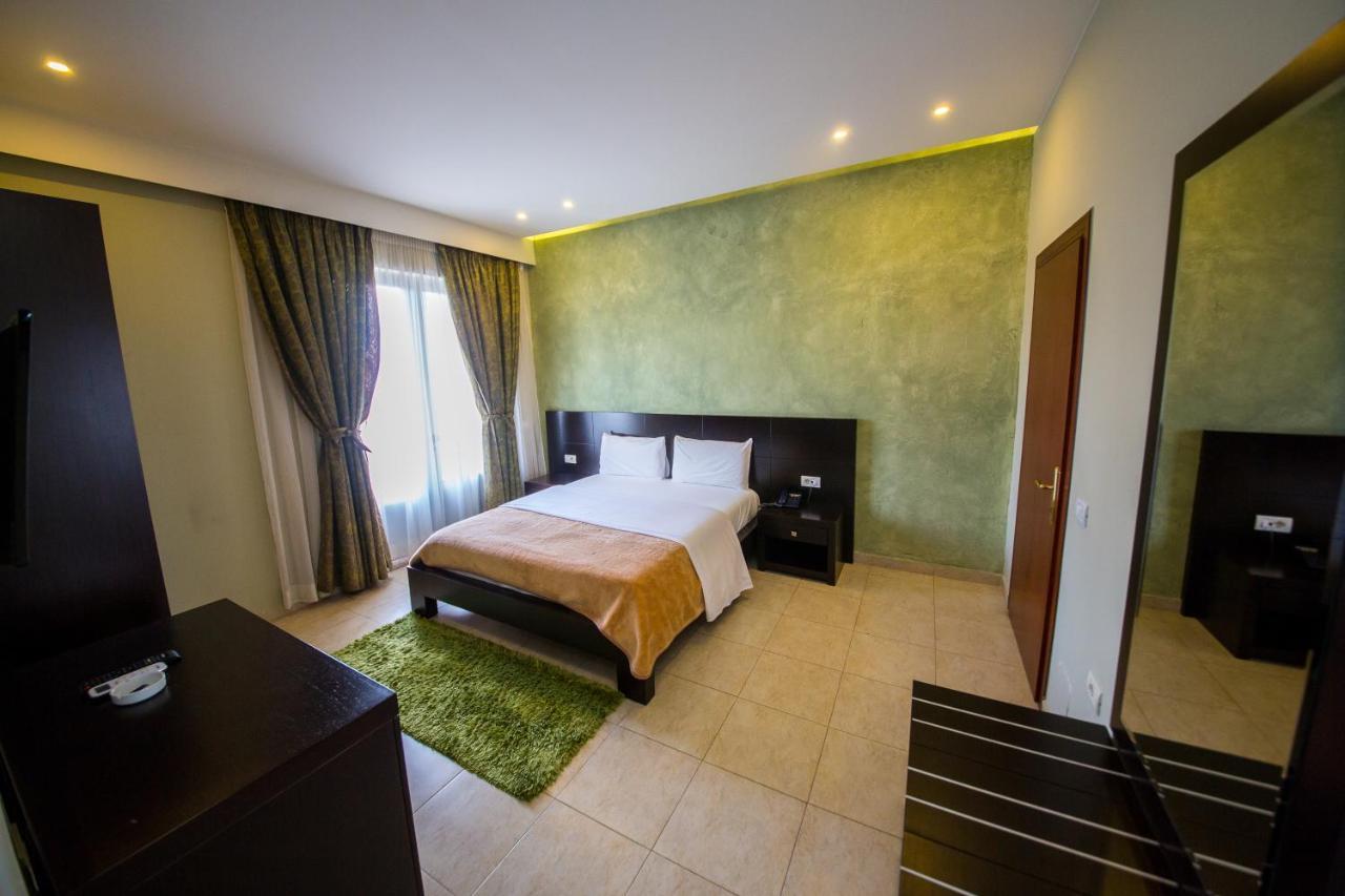 Hotel Denver Tirana Kültér fotó