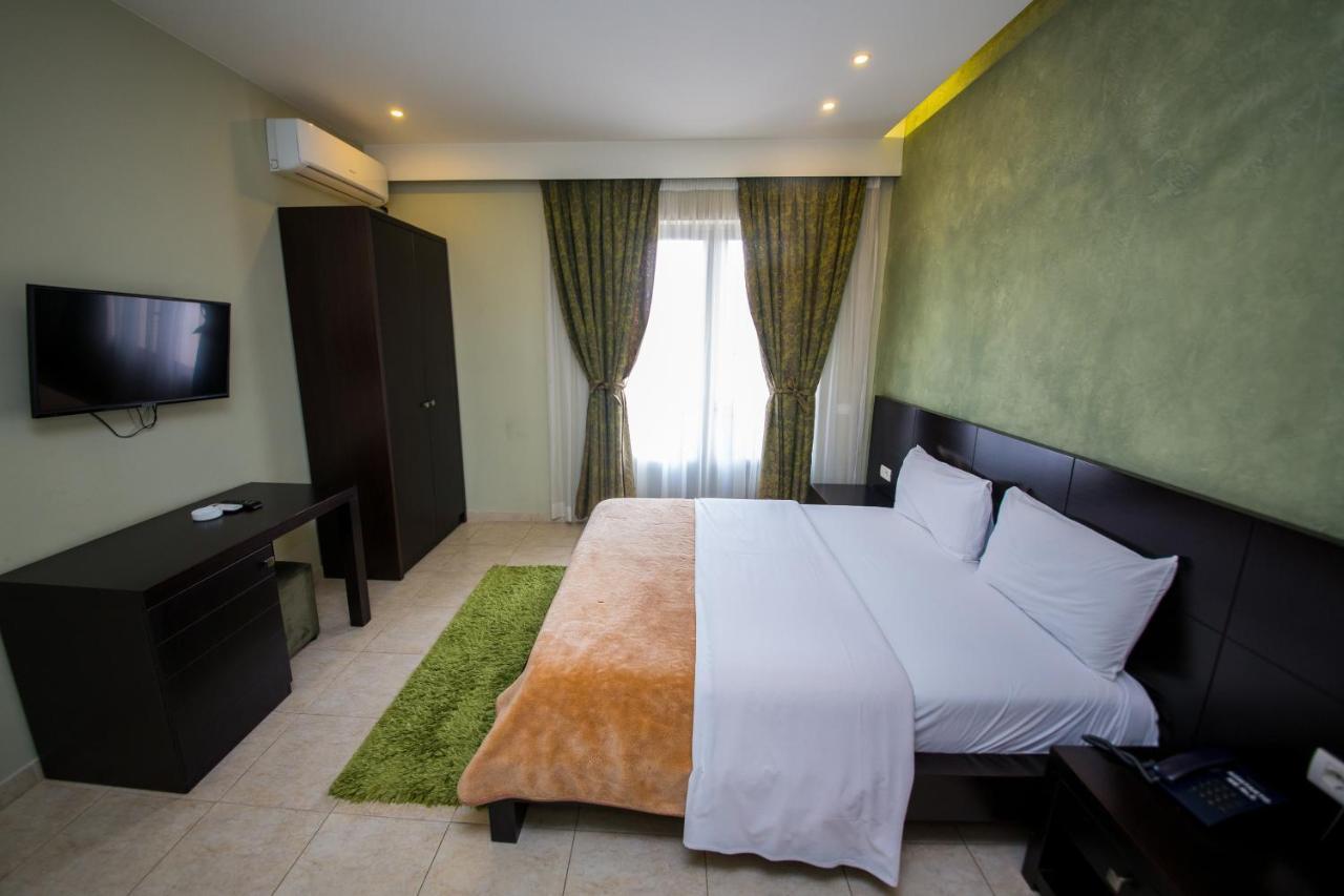 Hotel Denver Tirana Kültér fotó