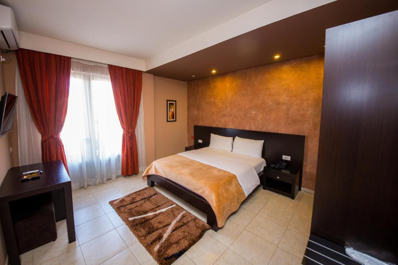 Hotel Denver Tirana Kültér fotó