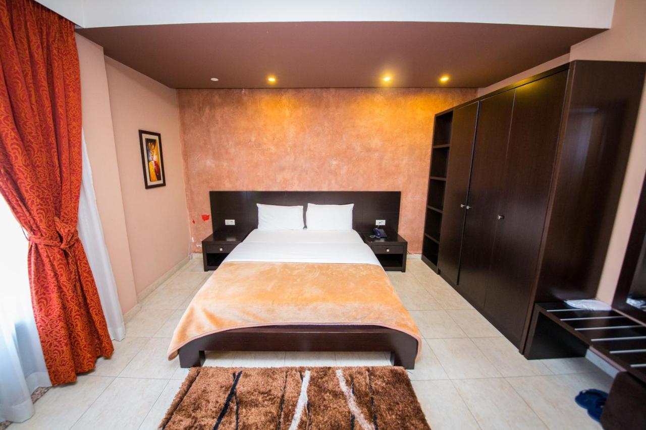 Hotel Denver Tirana Kültér fotó